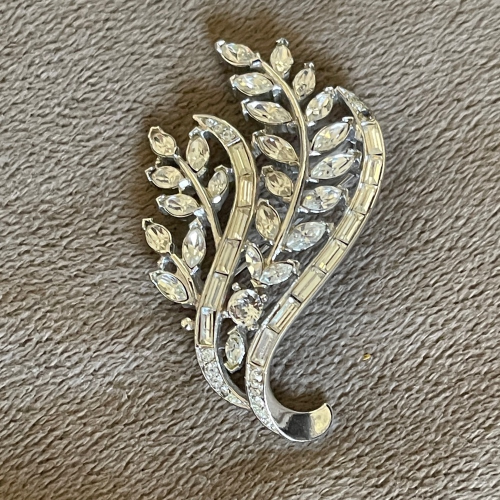 Vintage Leaf TRIFARI Clear Rhinestone Brooch Pin 2 3/8"